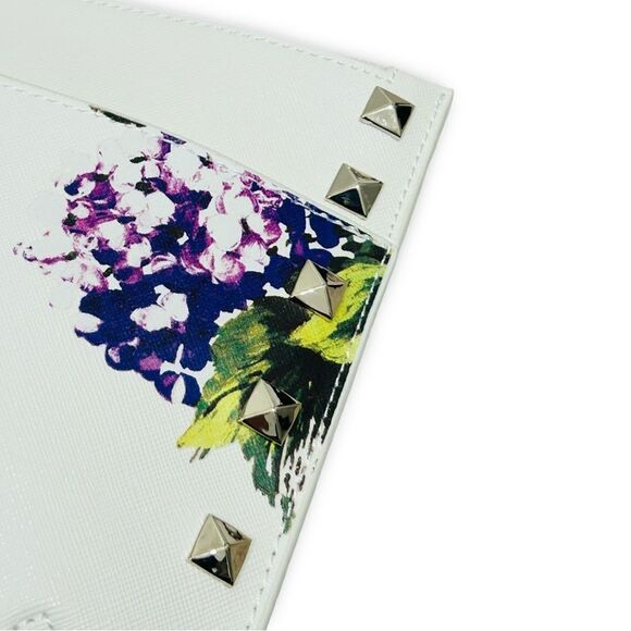 White House Black Market WHBM Hydrangea GWP Wristlet White Clutch NWT - Picture 5 of 7